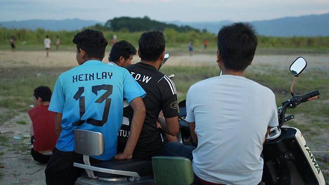 축구 경기는 이곳 공장 노동자들의 퇴근 후 일상이 됐다. 미얀마 출신인 이들은 이름을 밝히고 싶지 않아 했다