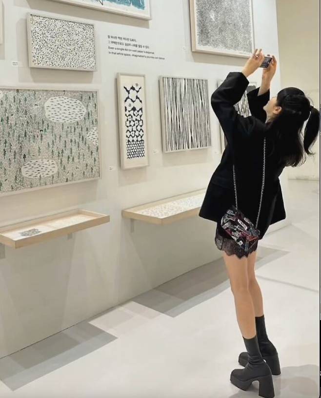 올 블랙 룩에 화려한 멀티 컬러 시퀸 장식 샤넬 백을 매치시킨 김혜수. @hs_kim_95