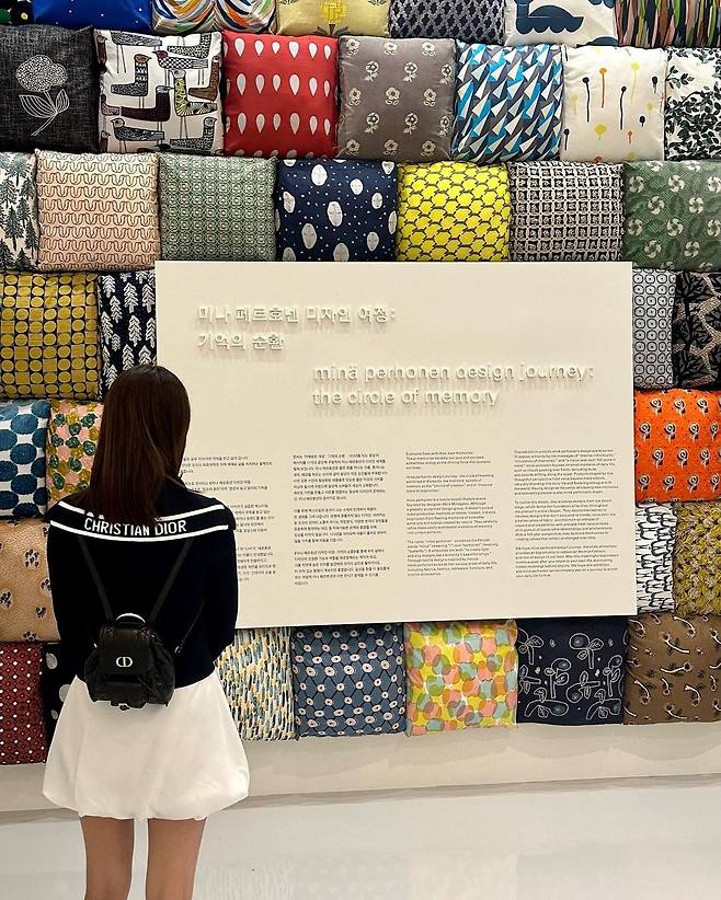 이시영이 전시회 패션과 매치시킨 백은 디올 '카로 백팩'이다. @leesiyoung38