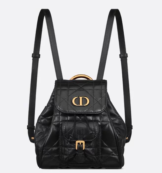 블랙핑크 지수와 뉴진스 혜린이가 들어 금새 품절됐던 디올 '카로 백팩 스몰'. 디올.