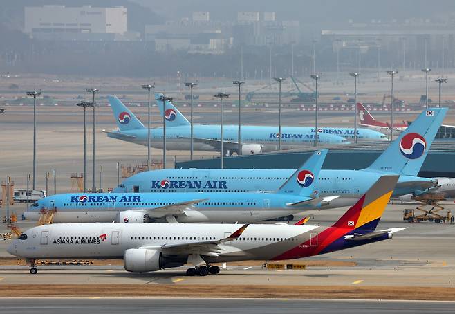 인천국제공항 활주로에서 아시아나항공 항공기가 대한항공 항공기 앞을 지나고 있다. /뉴스1