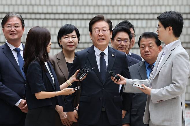 이재명 더불어민주당 대표가 20일 오전 서울 서초구 서울중앙지법에서 열린 공직선거법 위반 관련 결심 공판에 출석하며 취재진 질문에 답변하고 있다. /뉴스1