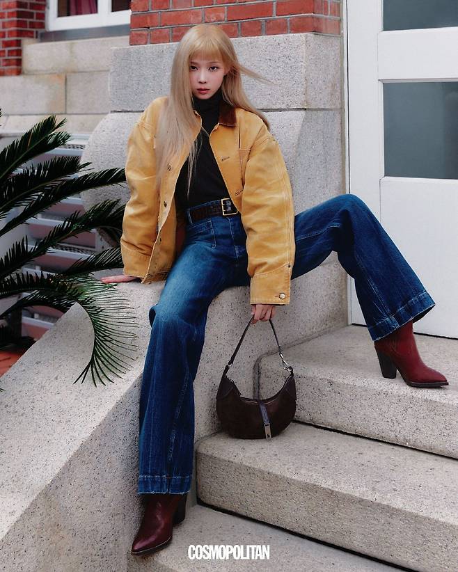 코튼 캔버스 재킷 60만원대, 울 터틀넥 30만원대, 데님 팬츠 30만원대, 벨트 가격미정, 폴로 ID 스웨이드 미니 숄더백 60만원대, 부츠 가격미정 모두 Polo Ralph Lauren.