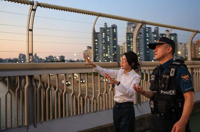 김건희 여사가 10일 '세계 자살 예방의 날'을 맞아 서울 마포대교에서 마포경찰서 용강지구대 근무자와 함께 도보 순찰을 하고 있다. ⓒ대통령실