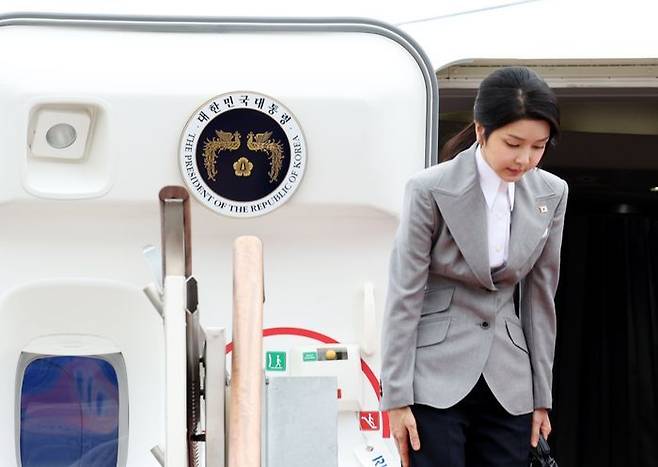 김건희 여사가 19일 성남 서울공항에서 윤석열 대통령의 체코 공식 방문에 동행하며 대통령 전용기인 공군 1호기에 올라 인사하고 있다. ⓒ뉴시스