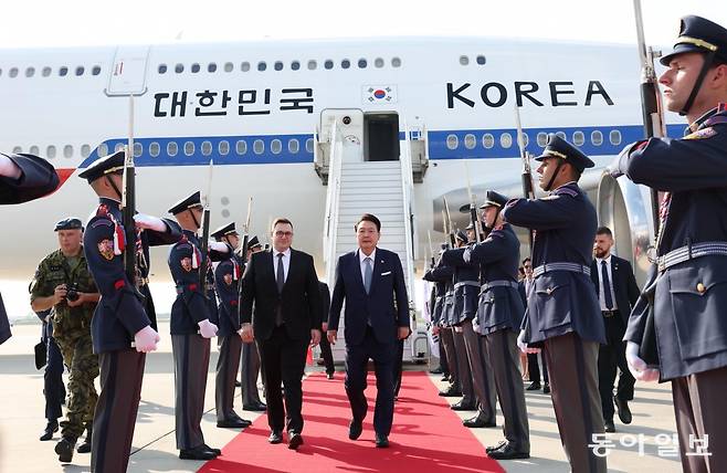 2박4일 일정으로 내년 3월 체코 두코바니 원전 2기 건설 사업의 최종 계약을 성사시키기 위해 체코를 방문한 윤석열 대통령과 김건희 여사가 19일(현지시간) 체코 프라하 바츨라프 하벨 국제공항에 도착해 공군1호기에서 내리고 있다.  프라하=송은석 기자 silverstone@donga.com