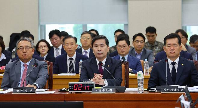 지난달 27일 국회 국방위에서 김선호 국방차관(가운데)이 답변하고 있다. 연합뉴스