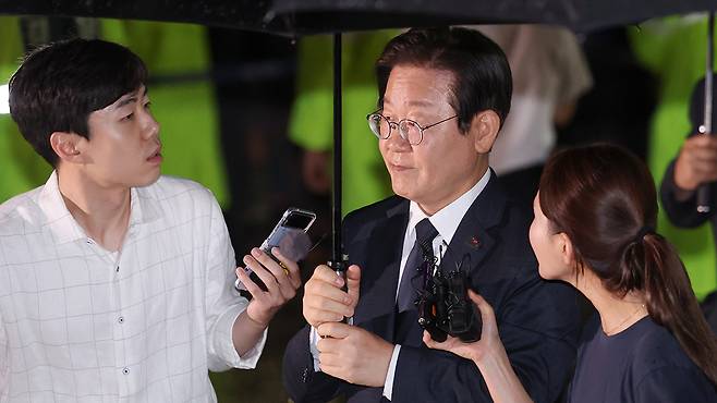 결심 공판 마치고 법원 청사 나서는 이재명 대표 [사진 제공: 연합뉴스]