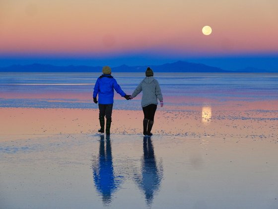 볼리비아 우유니 소금 사막의 일몰 풍경. 호수가 마르는 건기였지만, 광활한 소금 사막이 온 세상을 거울처럼 비추는 장면을 찍을 수 있었다. 볼리비아는 6~8월이 겨울에 해당한다. 이즈음 우유니에 갈 때는 겨울옷을 단단히 챙겨야 한다.