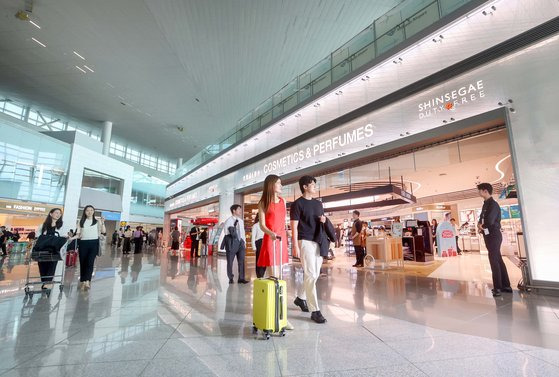 신세계면세점이 인천공항 제2터미널 서편에 패션·뷰티 매장을 오픈하며 글로벌 브랜드의 뷰티 팝업 등과 함께 ‘신세계 존’을 선보였다. 신세계의 역량이 집약된 공간으로, 쇼핑의 즐거움을 경험해 여행의 설렘을 더하도록 했다. [사진 신세계면세점]