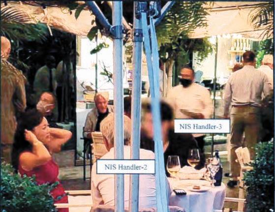 2020년 8월 미국 뉴욕의 그리스식 식당에서 수미 테리(왼쪽)와 국가정보원 핸들러 두 명(오른쪽)이 저녁식사를 하고 있다. 뉴욕 검찰 공소장 사진 캡처