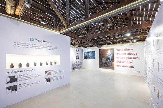 부가부 25주년 팝업스토어 현장. 브랜드의 역사와 함께 지속가능성 운영을 위한 '넷 제로 2035' 프로젝트를 소개했다.