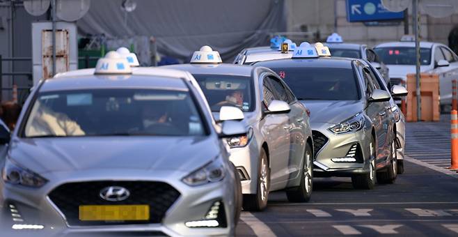 Taxis wait for customers in front of Seoul Station, central Seoul. (Lee Sang-sub/The Korea Herald)