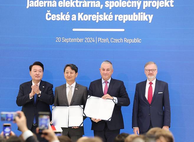 (From left) President Yoon Suk Yeol, Industry Minister Ahn Duk-geun, Czech Industry Minister Jozef Sikela and Czech Prime Minister Petr Fiala pose for a photo during an MOU signing ceremony on the sidelines of Yoon's visit to Doosan Skoda Power headquarters in Plzen, Czech Republic, Friday. (Yonhap)