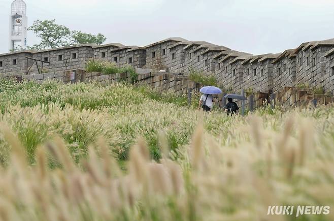 절기상 추분을 이틀 앞둔 20일 서울 종로구 흥인지문공원에서 외국인 관광객들이 우산을 받쳐들고 이동하고 있다.