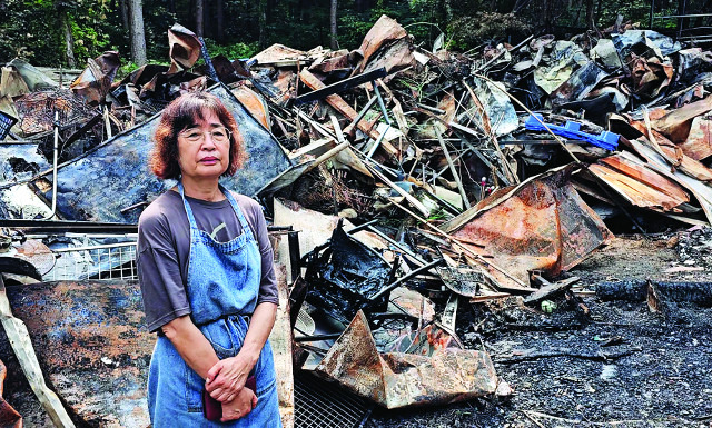 잿더미만 남은 남양주 사설 유기견보호소 화재현장. 임정애(70) 소장이 철골만 남은 터에서 사고 당시 상황을 설명하고 있다. 이성훈 기자