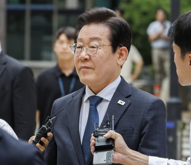 더불어민주당 이재명 대표가 9일 오후 서울 서초구 서울중앙지법에서 열린 '공직선거법 재판 위증교사 혐의' 1심 속행 공판에 출석하고 있다. 연합뉴스