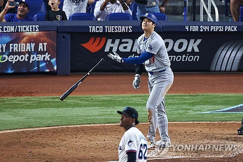 홈런을 치는 오타니 쇼헤이 [AP=연합뉴스]