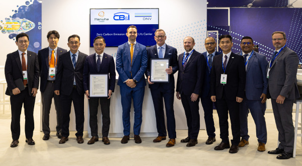 A commemorative photo is taken after the basic certification ceremony for Hanwha Ocean’s liquefied hydrogen carrier at ‘Gastech 2024,’ which began on the 17th (local time) in Houston, USA. (Hanwha Ocean)