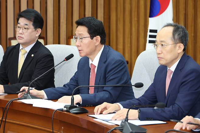 국민의힘 김상훈 정책위의장(가운데)이 20일 국회 본관에서 열린 원내대책회의에서 발언하고 있다. [사진=연합뉴스]