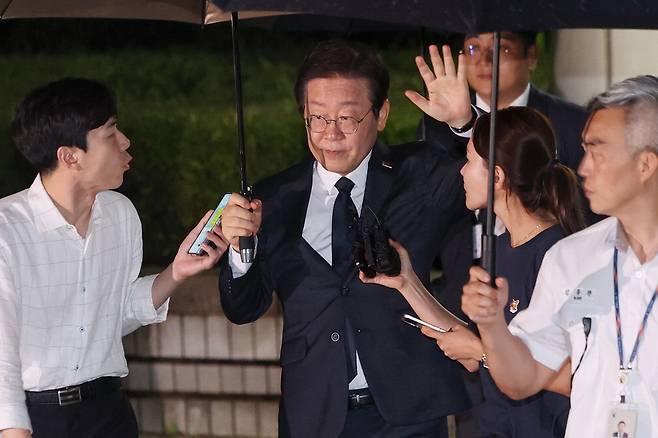 이재명 더불어민주당 대표가 20일 서울 중앙지법에서 열린 '공직선거법 위반' 결심공판을 마친 후 기자들의 질문에 대답하지 않은 채 법원을 나서고 있다.  뉴스1