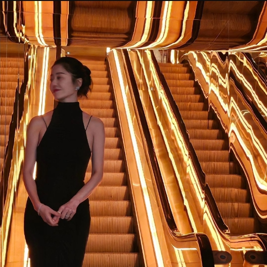 고현정이 입은 블랙 드레스는 그녀의 늘씬한 몸매를 완벽하게 드러내며 클래식한 매력을 극대화했다. 사진=고현정 sns