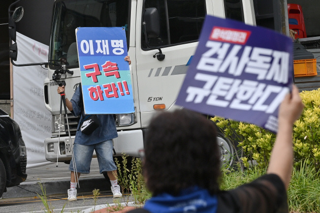 이재명 더불어민주당 대표의 공직선거법 위반 혐의 결심공판이 열린 20일 오전 서울 서초구 서울중앙지법 앞에 지지자와 반대자들이 피켓 시위를 하고 있다.  백동현 기자