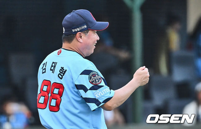 [OSEN=부산, 이석우 기자] 17일 부산 사직야구장에서 2024 신한 SOL 뱅크 KBO 리그 롯데 자이언츠와 LG 트윈스의 경기가 열렸다. 홈팀 롯데는 박진이 선발 출전하고 LG는 엔스가 선발 출전했다.롯데 자이언츠 김태형 감독이 LG 트윈스에 7-3으로 역전승하고 기뻐하고 있다. 2024.09.17 / foto0307@osen.co.kr