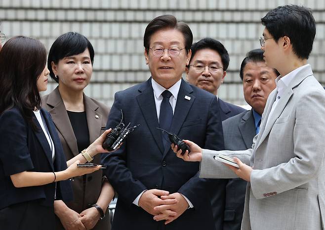 이재명 더불어민주당 대표가 20일 오전 서울 서초구 서울중앙지법에서 열린 공직선거법 위반 관련 결심 공판에 출석하며 취재진 질문에 답변하고 있다. 뉴스1