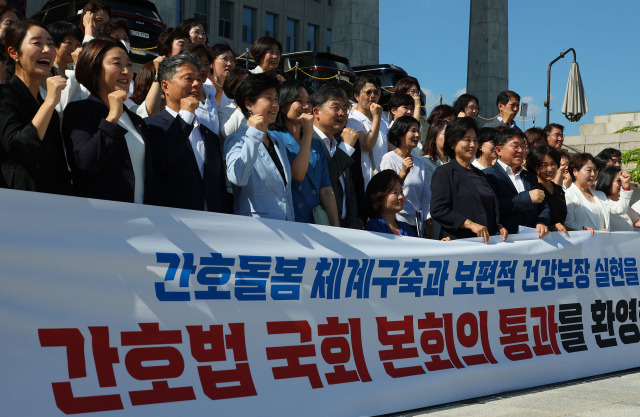 대한간호협회 소속 간호사들이 지난달 28일 오후 국회 본회의에서 간호법이 통과된 뒤 의원들과 함께 기념촬영을 하고 있다. 연합뉴스