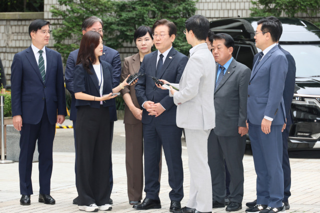 '김문기·백현동 의혹' 관련 허위 발언 혐의로 기소된 더불어민주당 이재명 대표가 20일 서울 서초구 서울중앙지법에서 열리는 공직선거법 위반 1심 결심 공판에 출석하며 취재진 질문에 답하고 있다. 연합뉴스