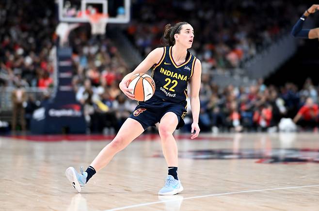 인디애나 케이틀린 클라크가 20일 열린 WNBA 워싱턴전에서 드리블하고 있다. Getty Images코리아