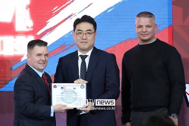 2023년 경북씨름대축전 개최에 일조한 김영수 인류무형문화유산씨름진흥원 사무국장(가운데)이 도나휴 브라이언 티모시 미군 물자지원사령부 여단장(맨 왼쪽) 스타모스 라이언 주임 원사에게 감사패를 받고 있다. ⓒ 구미, 곽혜미 기자