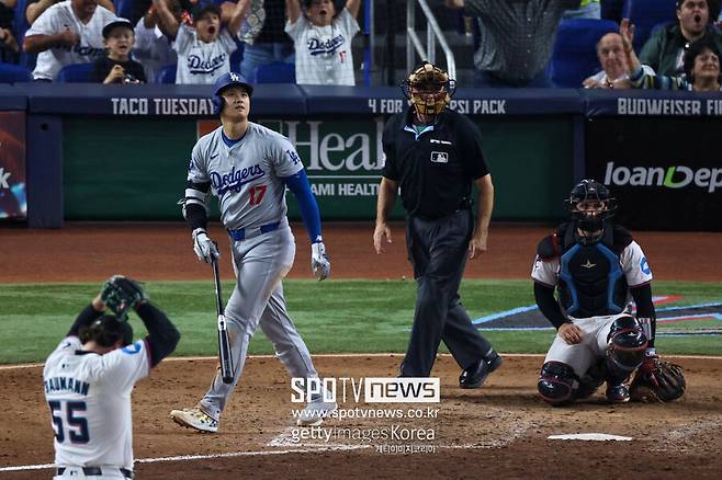 ▲ 오타니 쇼헤이가 역사적인 자신의 시즌 50번째 홈런을 치는 순간.&nbsp;