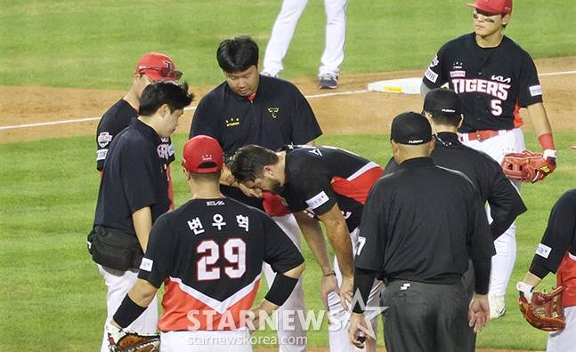 '2024 신한 SOL 뱅크 KBO리그' 두산-KIA전이 19일 서울 잠실야구장에서 열렸다.  KIA 선발 스타우트가 2회말 두산 정수빈을 상대하다가 마운드에 쓰러져 고통을 호소하고 있다. /사진=김진경 대기자