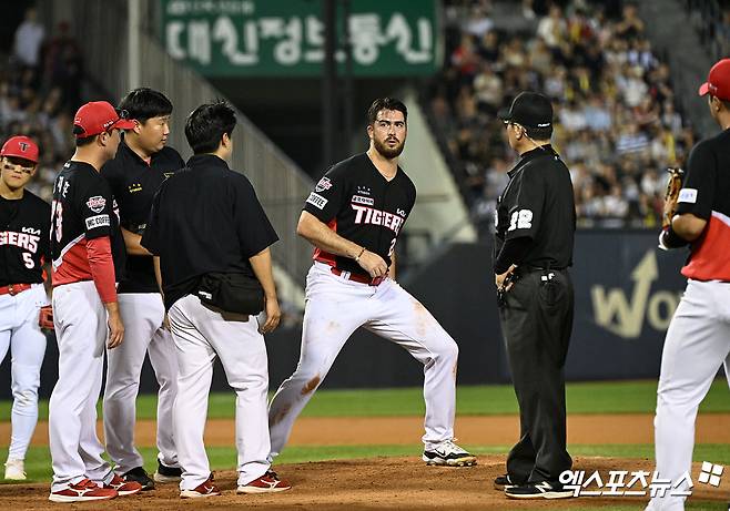 KIA 타이거즈 외국인 투수 에릭 스타우트가 9월 19일 잠실 두산 베어스전에서 2회 말 투구 도중 갑작스러운 왼쪽 허벅지 통증으로 자진 강판됐다. 잠실, 김한준 기자