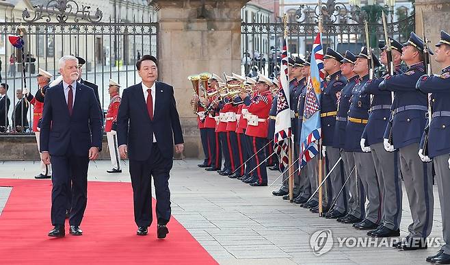 의장대 사열하는 윤석열 대통령과 페트르 파벨 체코 대통령 (프라하=연합뉴스) 진성철 기자 = 윤석열 대통령이 19일(현지시간) 체코 프라하성 제1광장에서 열린 공식환영식에서 페트르 파벨 체코 대통령과 의장대를 사열하고 있다. 2024.9.20 zjin@yna.co.kr