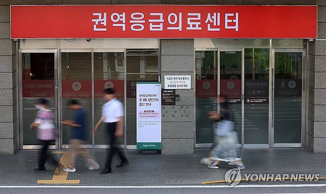 우려했던 '응급실 대란은 없었지만…' (서울=연합뉴스) 김도훈 기자 = 19일 오전 서울 시내의 한 대형병원 응급의료센터 앞으로 시민들이 지나고 있다.
    한덕수 국무총리는 이날 오전 열린 국무회의에서 추석 연휴 기간 우려했던 '응급실 대란'은 발생하지 않았다며 환자 곁을 지킨 의료진에게 고마움을 표한 동시에 정부 부처 및 지방자치 단체에 응급 의료와 비상진료체제 가동에 만전을 기해달라고 당부했다. 2024.9.19 superdoo82@yna.co.kr