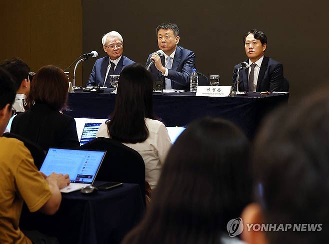 고려아연 공개매수 관련 기자간담회하는 MBK파트너스 (서울=연합뉴스) 이지은 기자 = 김광일 MBK파트너스 부회장(가운데)이 19일 오전 서울 중구 롯데호텔에서 열린 MBK파트너스 고려아연 공개매수 관련 기자간담회에서 취재진의 질문에 답하고 있다. 왼쪽은 강성두 영풍 사장, 오른쪽은 이성훈 베이커매킨지코리아 변호사. 2024.9.19 jieunlee@yna.co.kr