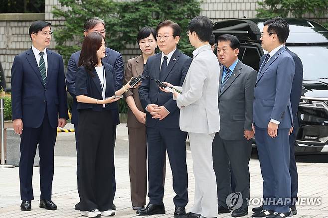 취재진 질문에 답하는 이재명 대표 (서울=연합뉴스) 이정훈 기자 = '김문기·백현동 의혹' 관련 허위 발언 혐의로 기소된 더불어민주당 이재명 대표가 20일 서울 서초구 서울중앙지법에서 열리는 공직선거법 위반 1심 결심 공판에 출석하기 위해 법원 청사에 도착해 취재진의 질문에 답하고 있다. 2024.9.20 uwg806@yna.co.kr