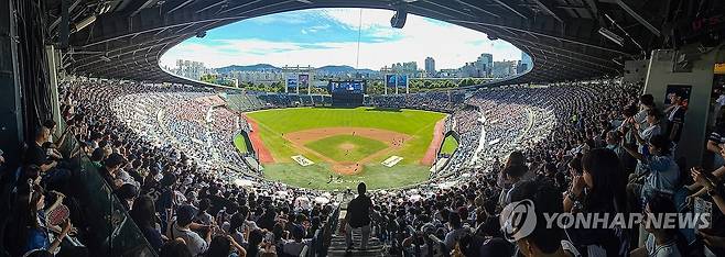 프로야구 천만 관중 돌파 (서울=연합뉴스) 서대연 기자 = 16일 오후 서울 잠실야구장에서 열린 프로야구 KBO리그 키움 히어로즈와 두산 베어스의 경기에서 관중들이 응원전을 펼치고 있다.
    KBO리그는 전날 누적 1천2만758명으로 사상 첫 1천만 관중을 돌파했다. 2024.9.16 dwise@yna.co.kr