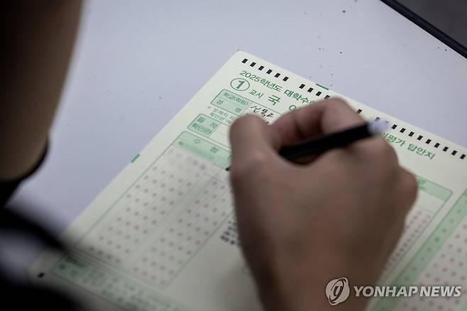 마킹하는 수험생 2025학년도 대학수학능력시험 9월 모의평가 시행일인 지난 4일 서울 양천구 신목고등학교 학생이 카드를 마킹하고 있다. [사진공동취재단. 연합뉴스 자료사진. 재판매 및 DB 금지]