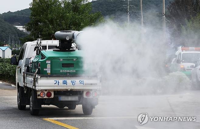 분주하게 움직이는 방역차 [연합뉴스 자료 사진]