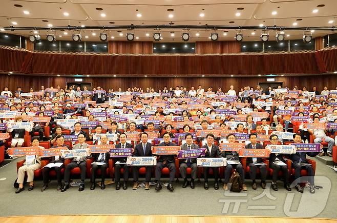 전남 고흥군은 20일 국회에서 '고흥우주선 철도건설 사전 타당성 조사 및 발전 전략 국회 토론회'를 개최하고 단체 기념사진을 찍고 있다.(고흥군 제공)2024.9.21/뉴스1