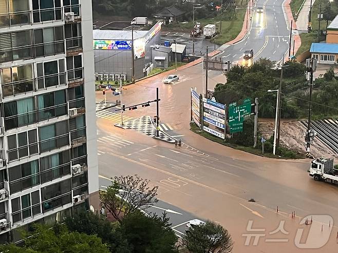 21일 오후 전남 보성군 보성여중 인근 주택가가 갑자기 쏟아지는 폭우로 물바다가 돼 있다.(독자제공) 2024.9.21/뉴스1 ⓒ News1 황덕현 기후환경전문기자