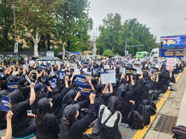 여성혐오폭력규탄공동행동은 21일 오후 서울 종로구 마로니에공원 앞 도로에서 '딥페이크 성착취물 엄벌 촉구' 시위 벌이고 있다. [이미지출처=연합뉴스]