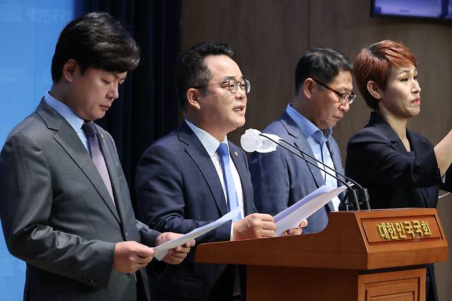 더불어민주당 김현정(왼쪽부터)·민병덕·김영환 의원이 20일 국회에서 기자회견을 열어 오는 24일 열리는 민주당 금융투자소득세 관련 정책 토론회 계획을 설명하고 있다. /연합뉴스