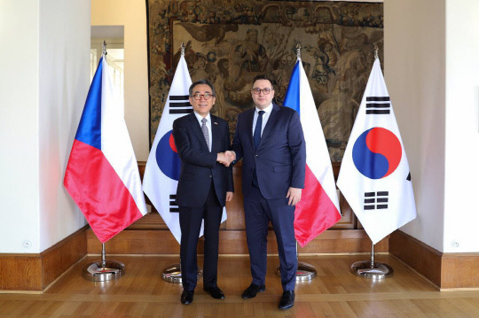 조태열 한국 외교부 장관(왼쪽)과 얀 리파브스키 체코 외교부 장관. 외교부.