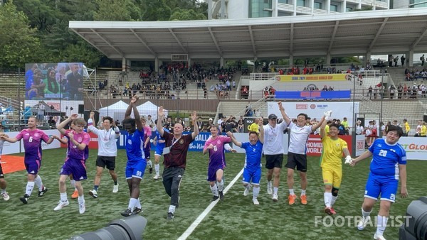 개막전을 마치고 하나된 한국과 독일 홈리스월드컵 대표팀. 김희준 기자