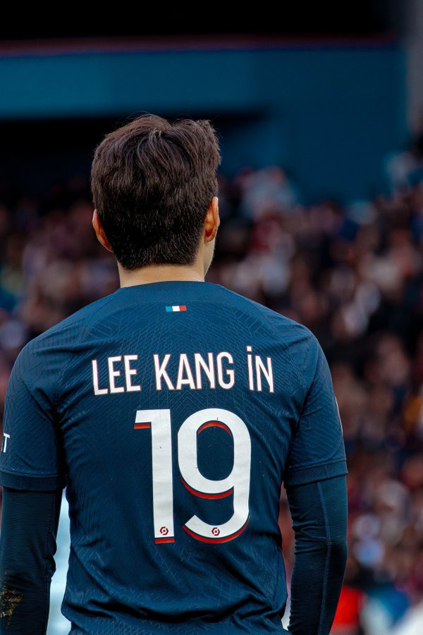 사진=PSGhub. 파리 생제르맹(PSG) 소식을 전하는 'PSG 리포트'에 따르면, 엔리케 감독은 최근 이강인에 대해 극찬을 쏟아냈다. 그는 '이강인은 내가 PSG에 합류할 때부터 팀에 있던 선수다. 나는 스페인 라리가에서부터 그를 잘 알고 있었다. 그는 뭔가 다른 능력을 지닌 특별한 선수다. 그는 미드필드와 공격 전 지역을 소화할 수 있는 능력이 있으며 우리가 생각하는 플레이 스타일과 잘 맞는다. 그는 볼을 갖고 있을 때 지능적이며 그렇지 않을 때도 똑똑하다. 그는 여러 포지션에서 뛸 수 있으며 다재다능하다. 그는 신체적으로 강하고, 기술적으로 뛰어나다. 그를 PSG에 둘 수 있어 정말 행복하다"라고 밝혔다.